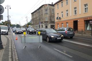 Przejście na dziko na ulicy Focha. Kiedyś dojdzie tu do tragedii  [ZDJĘCIA, WIDEO, AUDIO]