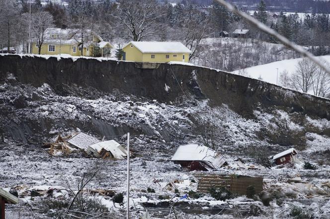 Kataklizm w Norwegii! Osunęła się ziemia, auto na krawędzi przepaści