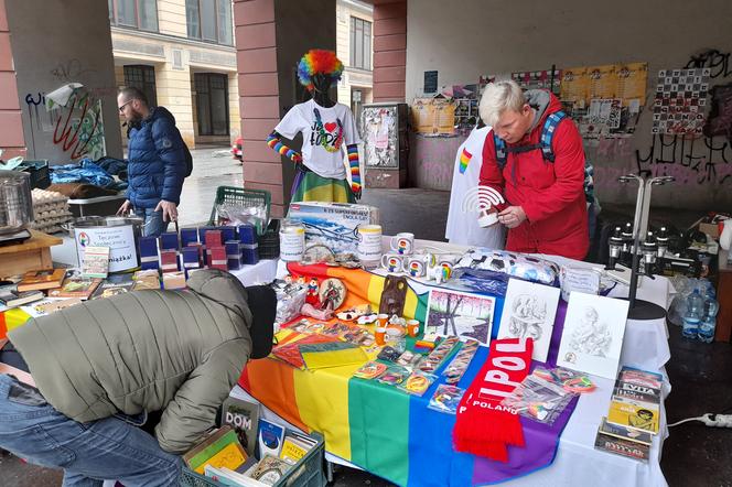 Gorący posiłek i zimowe ubrania dla potrzebujących na Pietrynie 