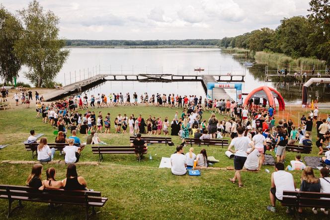 Festiwal Życia w Kokotku. Zdjęcia z czwartego dnia imprezy. Bieg Festiwalowicza i biskup w błocie