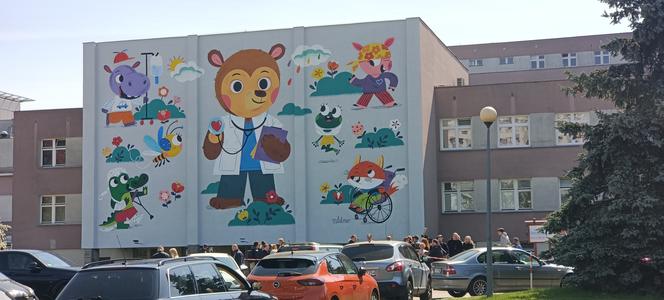 Oczy prosto z odchłani zasąpił miś. Nowy mural na szpitalu w Białymstoku [AUDIO]