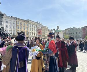 Polonez wiosenny na Rynku Głównym w Krakowie