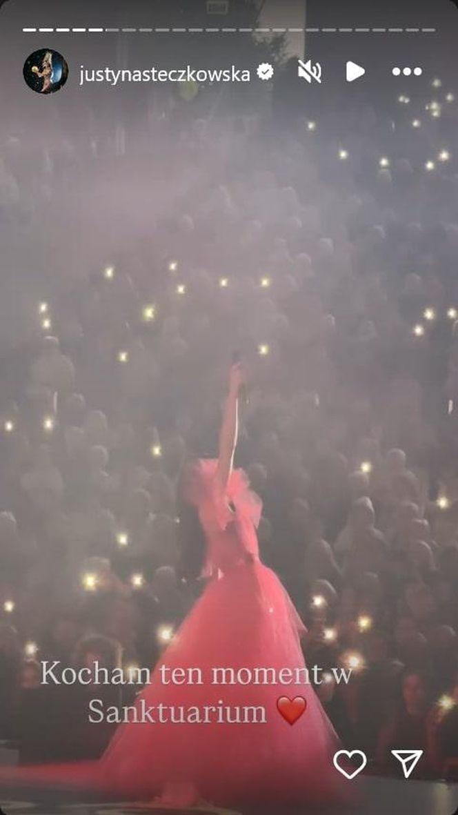 Justyna Steczkowska niczym papież! Gwiazda wyciąga rękę do fanów ze swojego jusiamobile