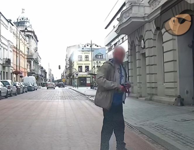 Wyjął pistolet na środku ulicy i wycelował w kobietę. Poszukuje go policja 