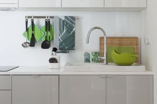 Pomysłowe triki do małej kuchni – wykończenie na błysk