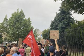 Manifestacja Nigdy nie będziesz szła sama w Warszawie. Strajk Kobiet pod Komendą Stołeczną Policji