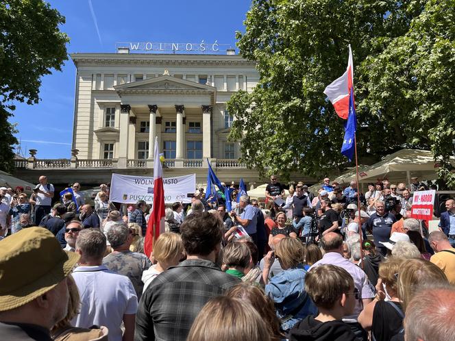 Toast za Wolność w Poznaniu. Tysiące ludzi na placu Wolności