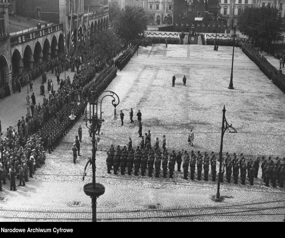 Uroczystości związane z pierwszą rocznicą wybuchu wojny i przemianowaniem Rynku Głównego w Krakowie na plac Adolfa Hitlera. Widoczny fragment Sukiennic, zgromadzone na placu kompanie honorowe oraz ludność cywilna