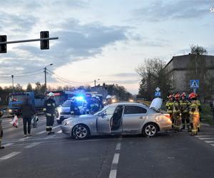 Wjechał na czerwonym świetle i zderzył się z busem. Niebezpieczne zdarzenie w Mikołowie