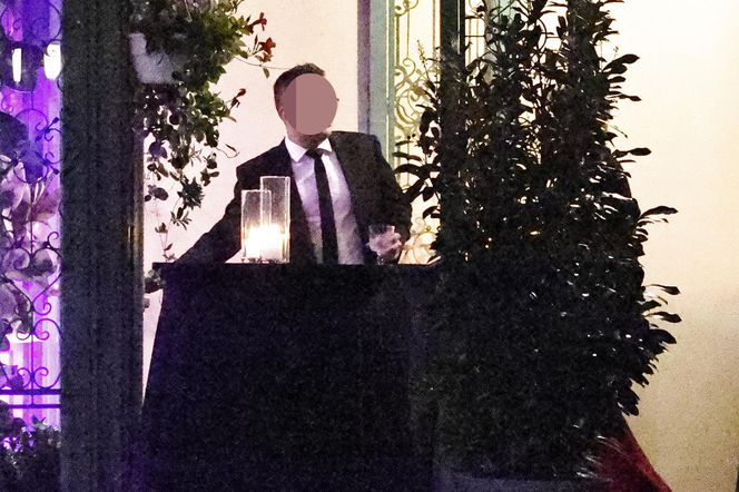 Anna Lewandowska w nocy pali elektryczne papierosy