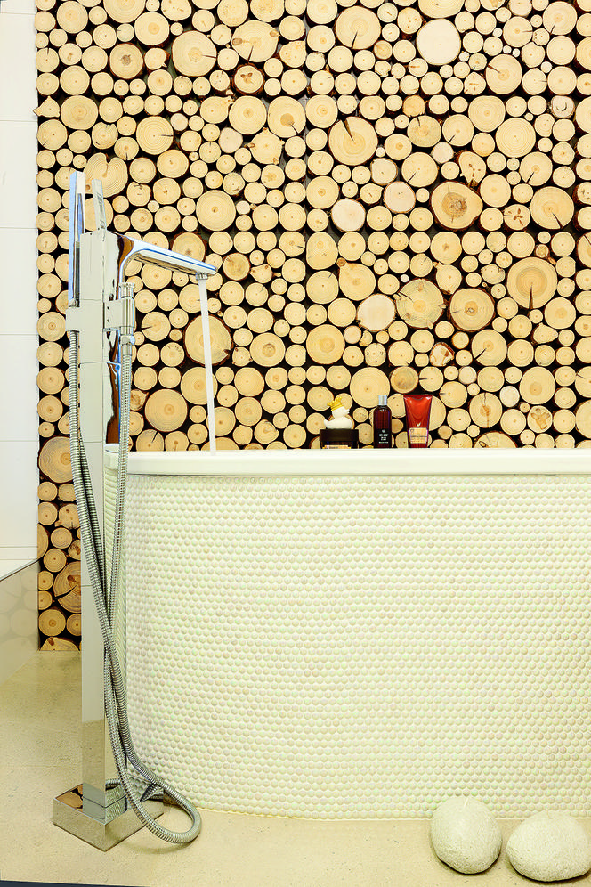 Biała łazienka z oryginalną drewnianą ścianą
