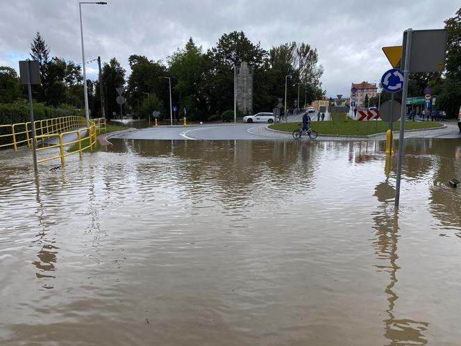 Krytyczna sytuacja w Kłodzku. "Okropnie leje, ulice i domy zalane przez wodę"