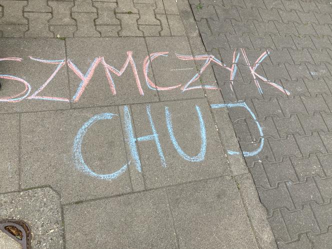 Manifestacja "Nigdy nie będziesz szła sama" w Warszawie. Strajk Kobiet pod Komendą Stołeczną Policji