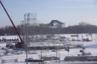 WOŚP 2024, Warszawa. Scena już powstaje na Błoniach Narodowego - zdjęcia