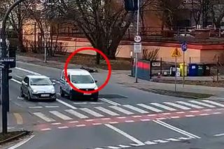 Seniorka nagle upadła na chodniku. W autach obok byli kierowcy, ale pomoc przyszła dopiero od policjantów