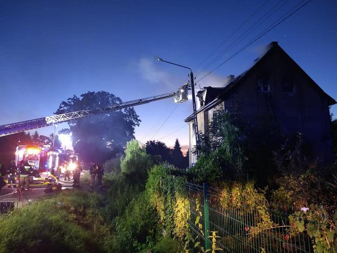 Pożar mieszkania, matka z dziećmi wyskoczyła z okna przed ogniem