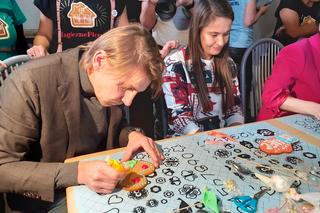 Magiczne pierniki. Gwiazdy przygotowują ciastka w słusznym celu