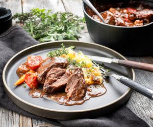 Policzki wieprzowe duszone w piwie: przepis na rodzinny obiad