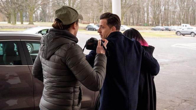 Barwy szczęścia, odcinek 2657: Klara (Olga Jankowska),  Modrzycki (Piotr Ligenza), Bartosz (Artur Bocheński)