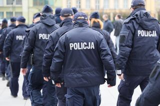  Zarobki policjantów w 2024 roku 