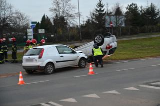 Wypadek na ul. 26 Kwietnia w Szczecinie. Dachował samochód