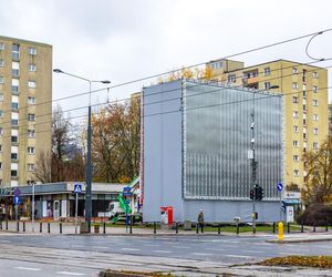 Stelaż reklamowy na rogu ul. Anielewicza i al. Jana Pawła II w Warszawie