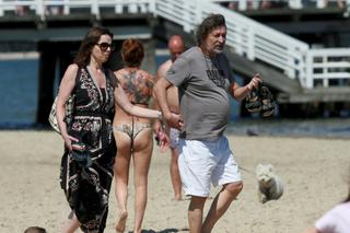  Jan Maria Tomaszewski z partnerką na spacerze brzegiem morza