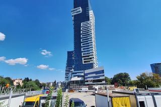 Montaż iglicy na Olszynki Park z użyciem helikoptera