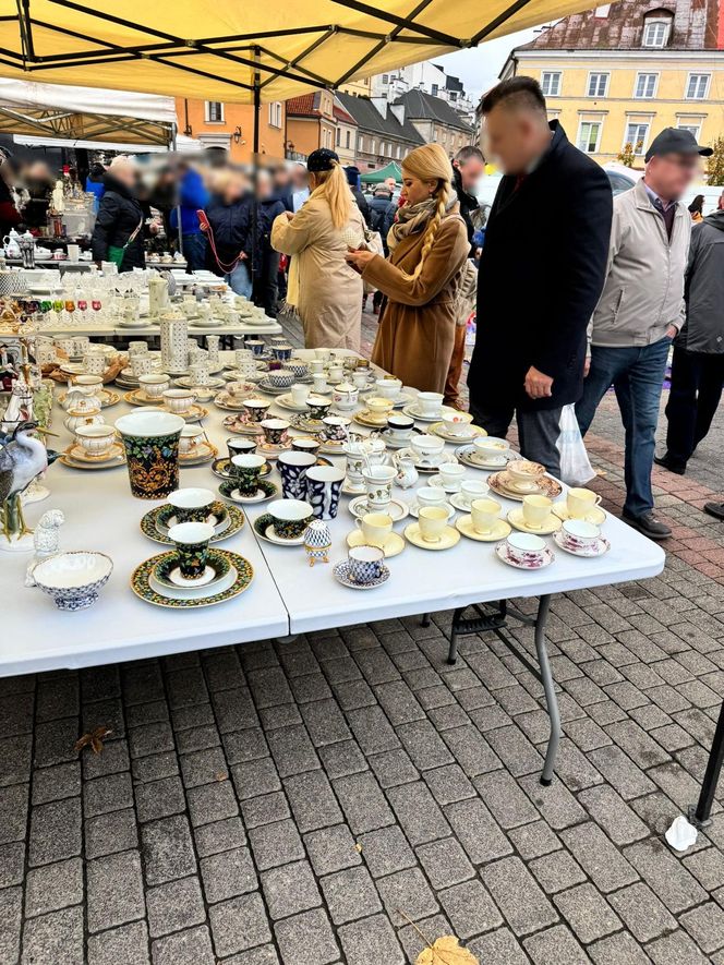 Wcisło buszuje na pchlim targu.