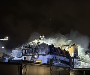 Pożar w Ząbkach. Strażacy przeszukują pogorzelisko
