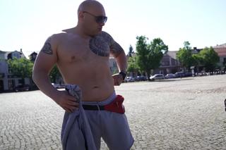 Brzuch 44-letniego Dominika Abusa z Gogglebox TTV