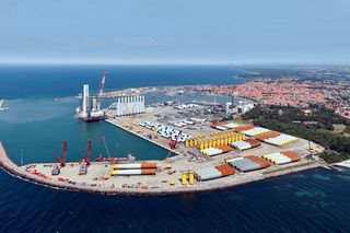 ORLEN instaluje największe w Europie morskie turbiny wiatrowe. Jest już pierwszy polski wiatrak na morzu