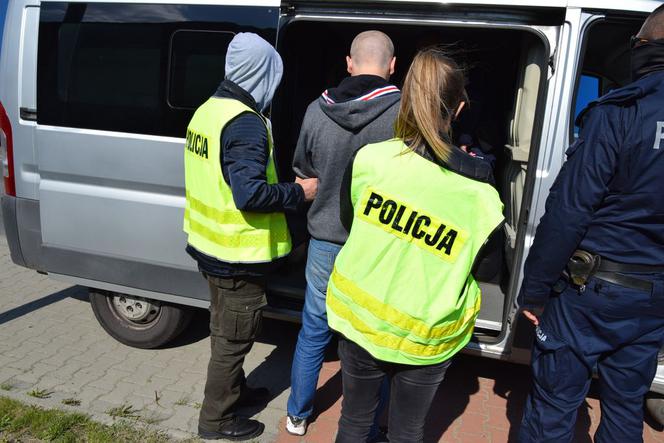 Łódzkie: Policyjny nalot na domy i mieszkania. Zatrzymano 10 osób, chodzi o narkotyki [FOTO] 