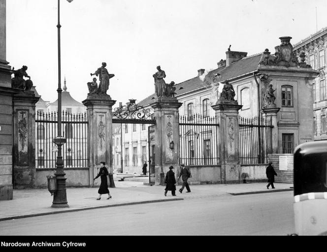 Pałac Brühla w Warszawie – ogrodzenie pałacu od strony pl. Piłsudskiego