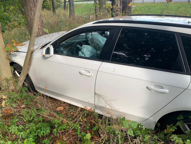 Audi A4 Avant rozbite na drzewie