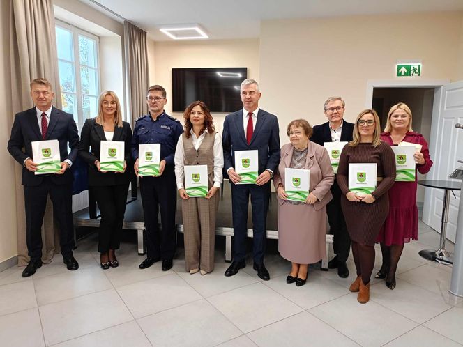 W ramach umowy seniorzy z gminy Siedlce wezmą udział w różnych zajęciach edukacyjnych i integracyjnych