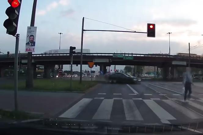 Potworny wypadek w Częstochowie. Motocyklista zderzył się z osówbówką, przeleciał 20 metrów [WIDEO]