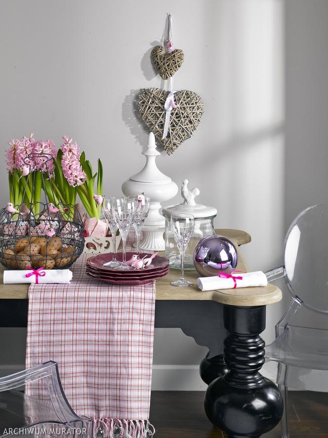 Zastawa stołowa na wielkanocne śniadanie: róż i hiacynt