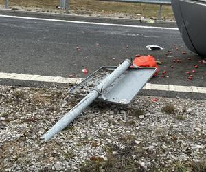 Horror w powiecie wołomińskim. Przerażający wypadek. Honda koziołkowała przez kilkadziesiąt metrów