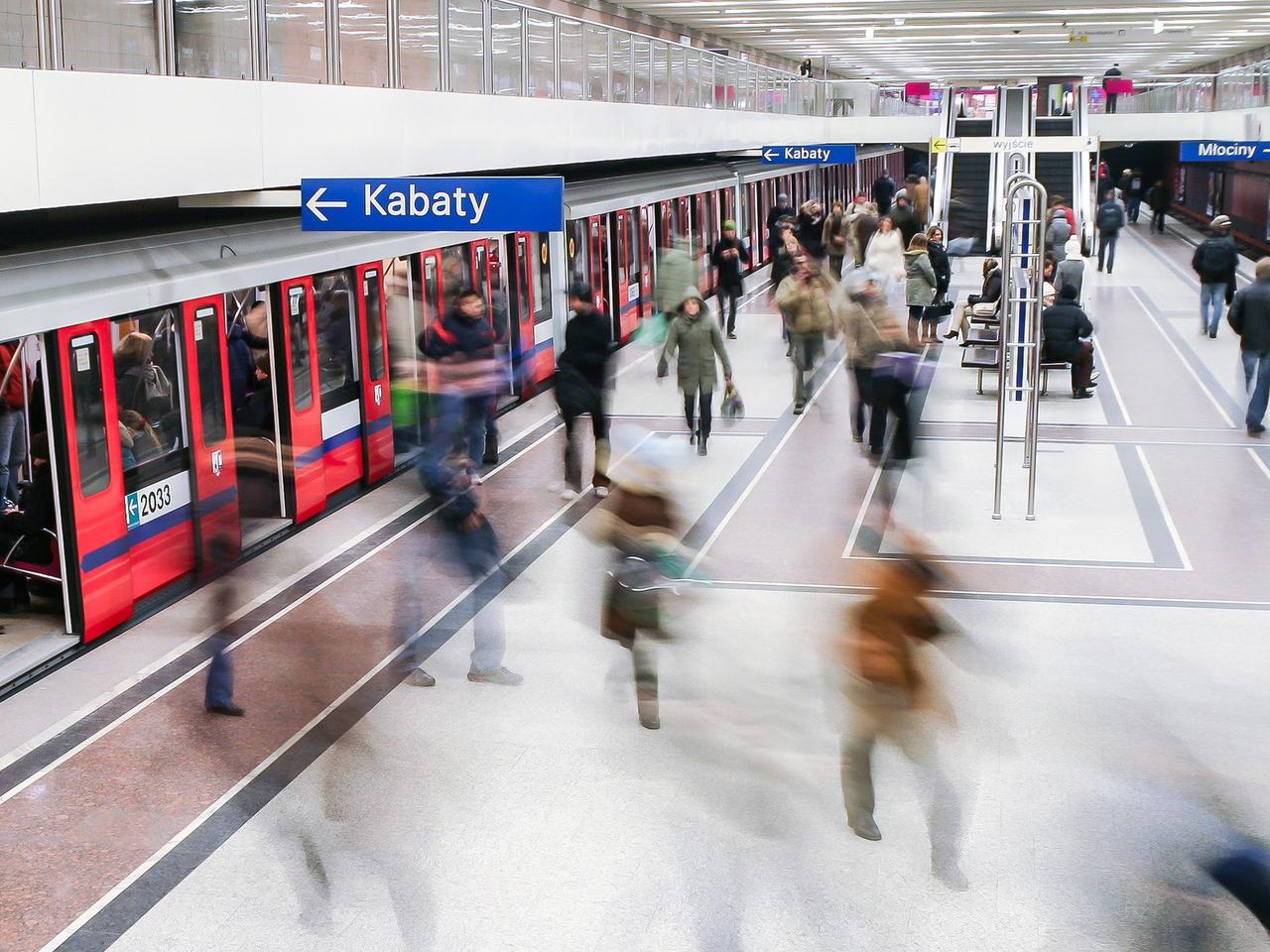 Warszawskie metro - ZMIANY na długi weekend. Jak pojadą pociągi 11-14.11?