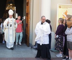 Metropolita warszawski abp Adrian Galbas po mszy świętej dla uczestników 45. Warszawskiej Akademickiej Pieszej Pielgrzymki Metropolitalnej na Jasną Górę