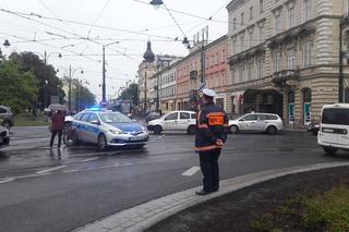 Wypadek w centrum Krakowa. Konsularne BMW potrąciło rowerzystę