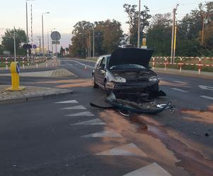 Poranna kolizja dwóch aut w Lesznie. Kierowca jednego z nich nigdy nie miał prawka