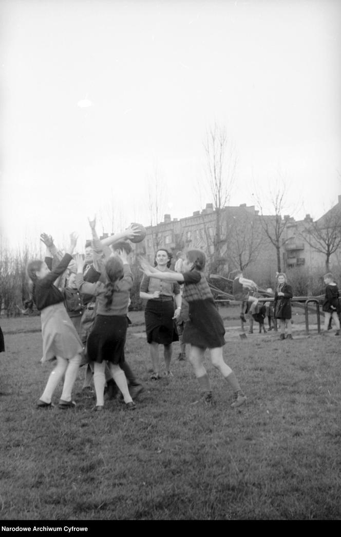 Plac zabaw dla dzieci przy Zarządzie Miejskim w Poznaniu, 1948-1949