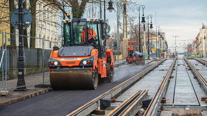 Układanie nowej nawierzchni na ul. Fredry