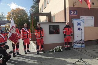 Biała Podlaska. Odsłonięcie tablicy poświęconej ratownikowi medycznemu. 64-latek został śmiertelnie dźgnięty nożem na służbie [ZDJĘCIA]
