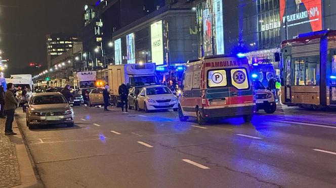 Totalny paraliż centrum Warszawy. 6 samochodów rozbitych, wraki blokują torowisko