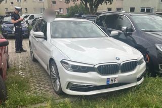 Uciekał kradzionym BMW, radiowóz wylądował na dachu. Pirat drogowy w rękach policji