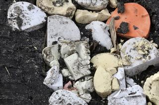 Nie uwierzycie czym zasypali dziury w drodze! Zamiast drogowców na ulice wyjechali dentyści