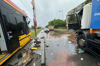 Dramatyczny wypadek w Warszawie. Młody kierowca śmieciarki wyleciał przez okno po zderzeniu z tramwajem